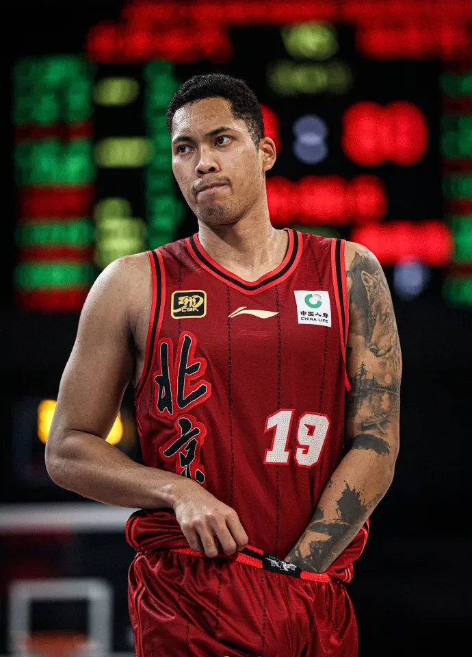 北京队横扫鹈鹕，米切尔高光表现