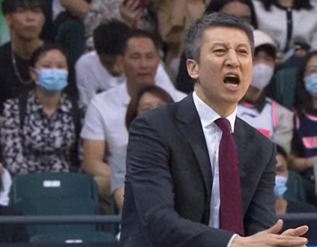 广州队险胜青岛队，米切尔带队取胜