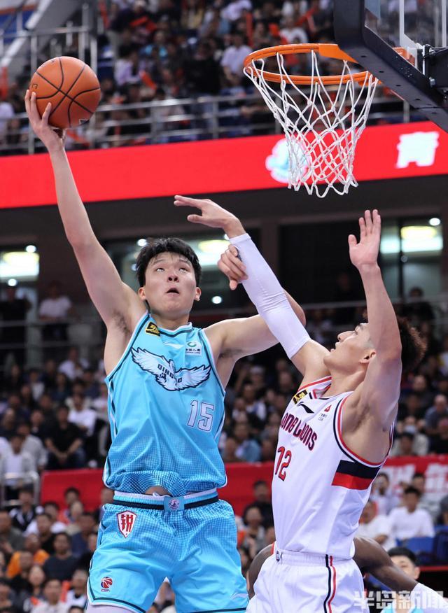 广州队险胜青岛队，米切尔带队取胜