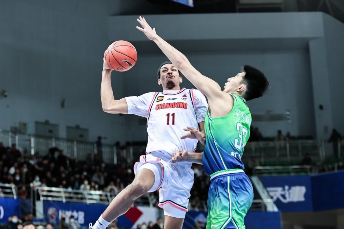 天津队轻取广州队，伦纳德统治全场