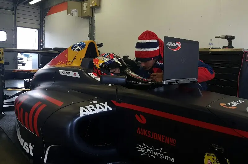 雷诺车队碾压威廉姆斯，皮亚斯特里高光表现