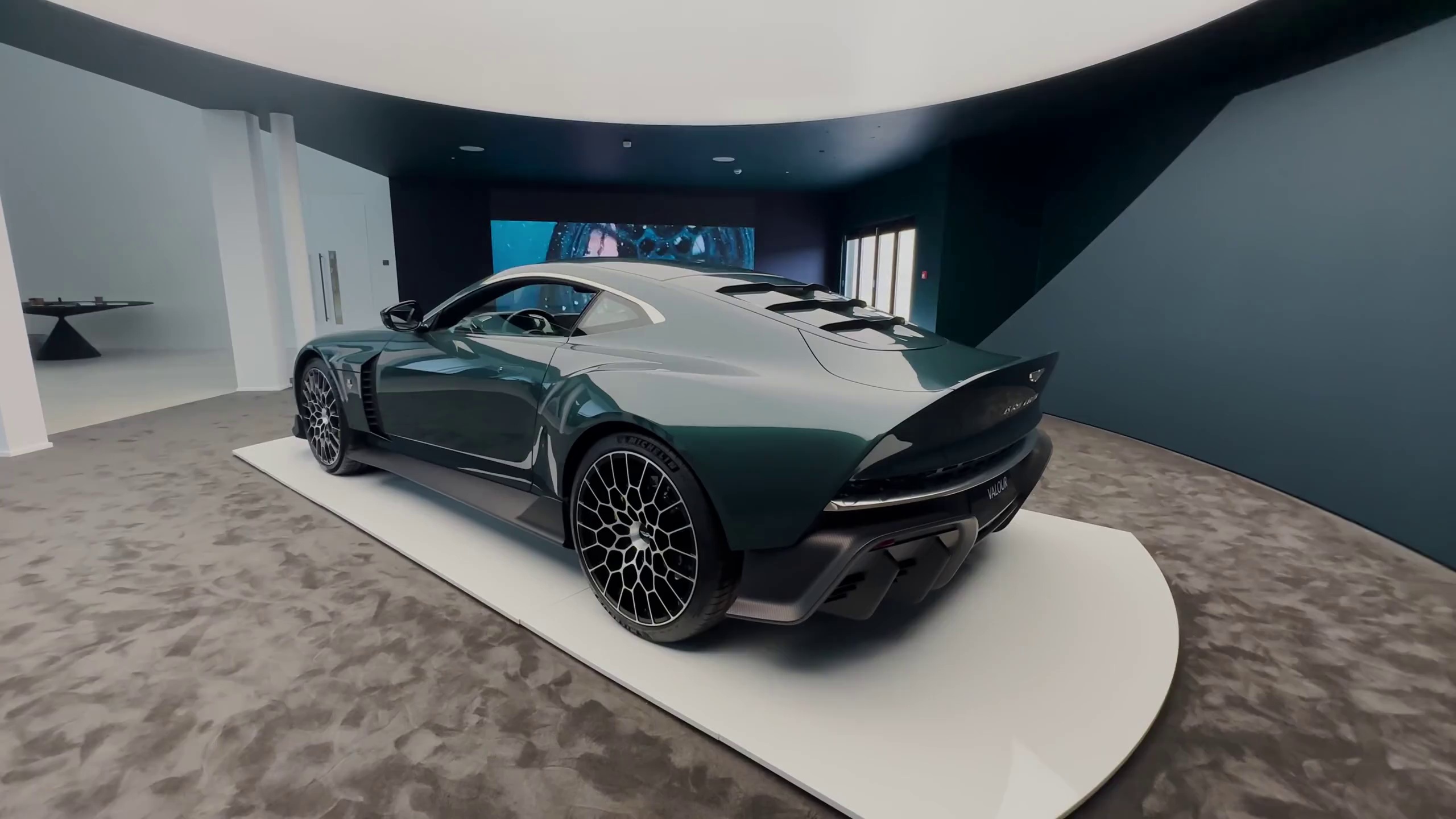 阿斯顿马丁横扫雷诺车队，汉密尔顿关键制胜