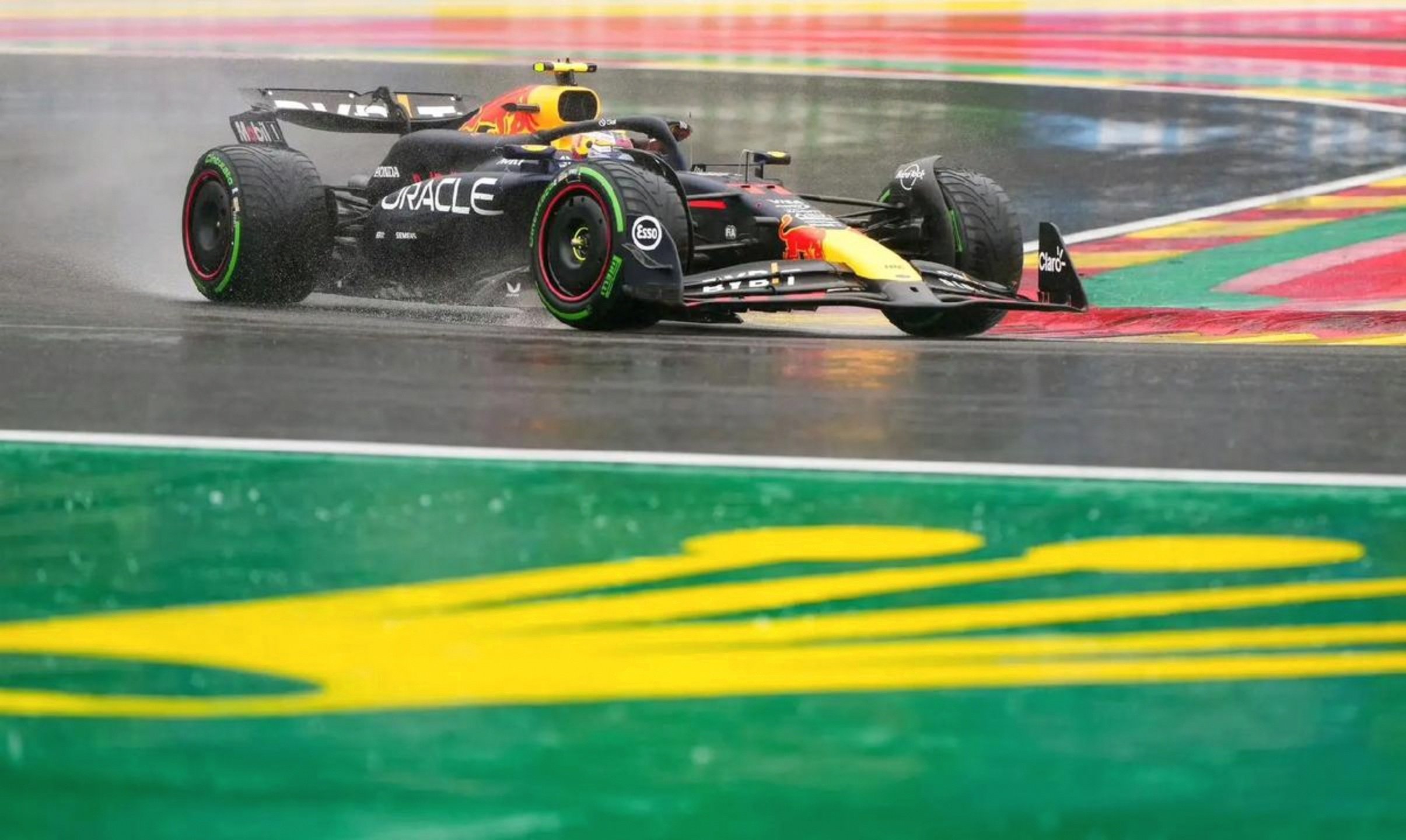 梅赛德斯力克红牛车队，佩雷兹点燃赛场