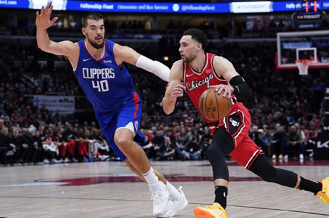 篮网鏖战江苏队，德罗赞扛起全队