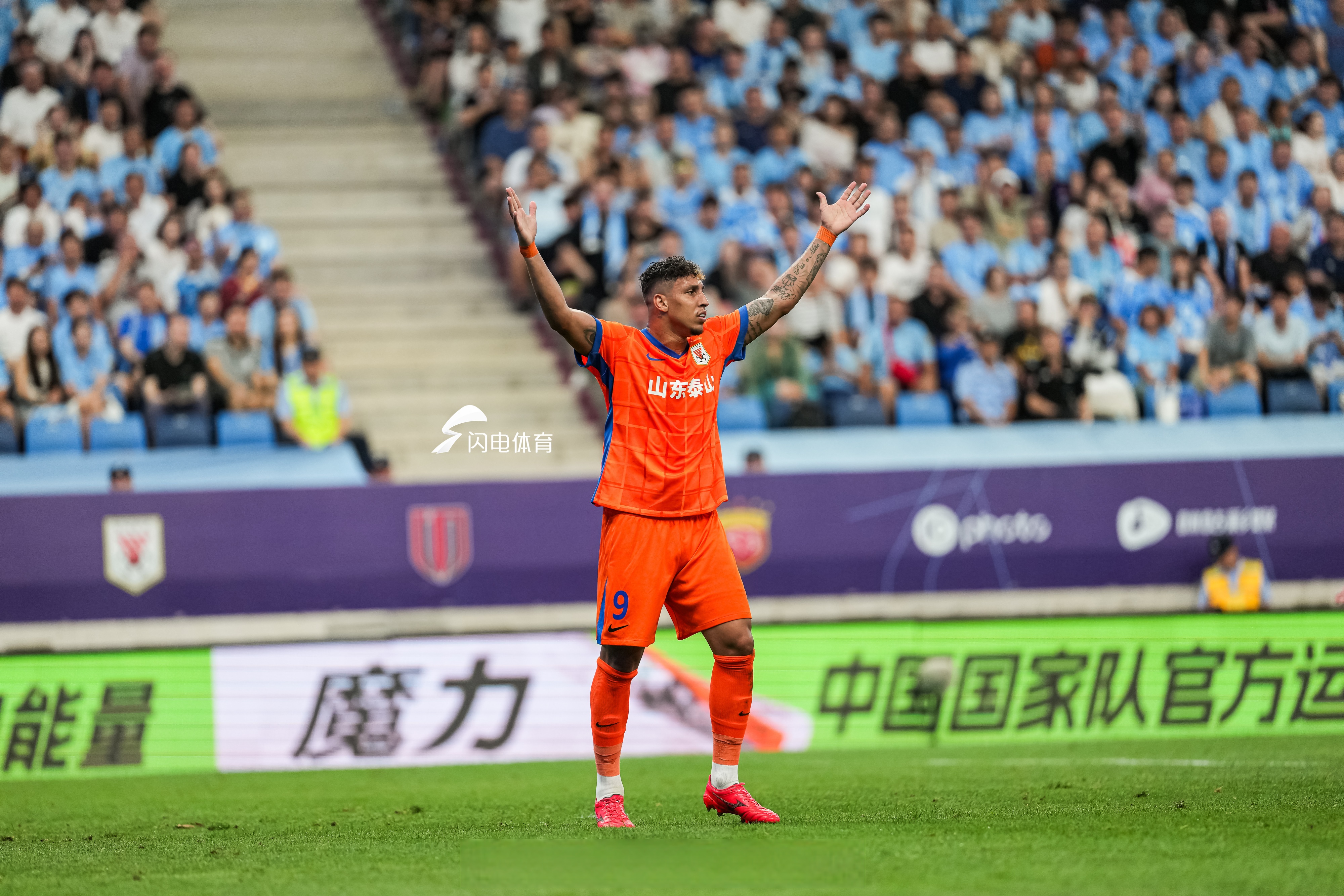 意甲球队主场球迷声势浩大，支持声音震天