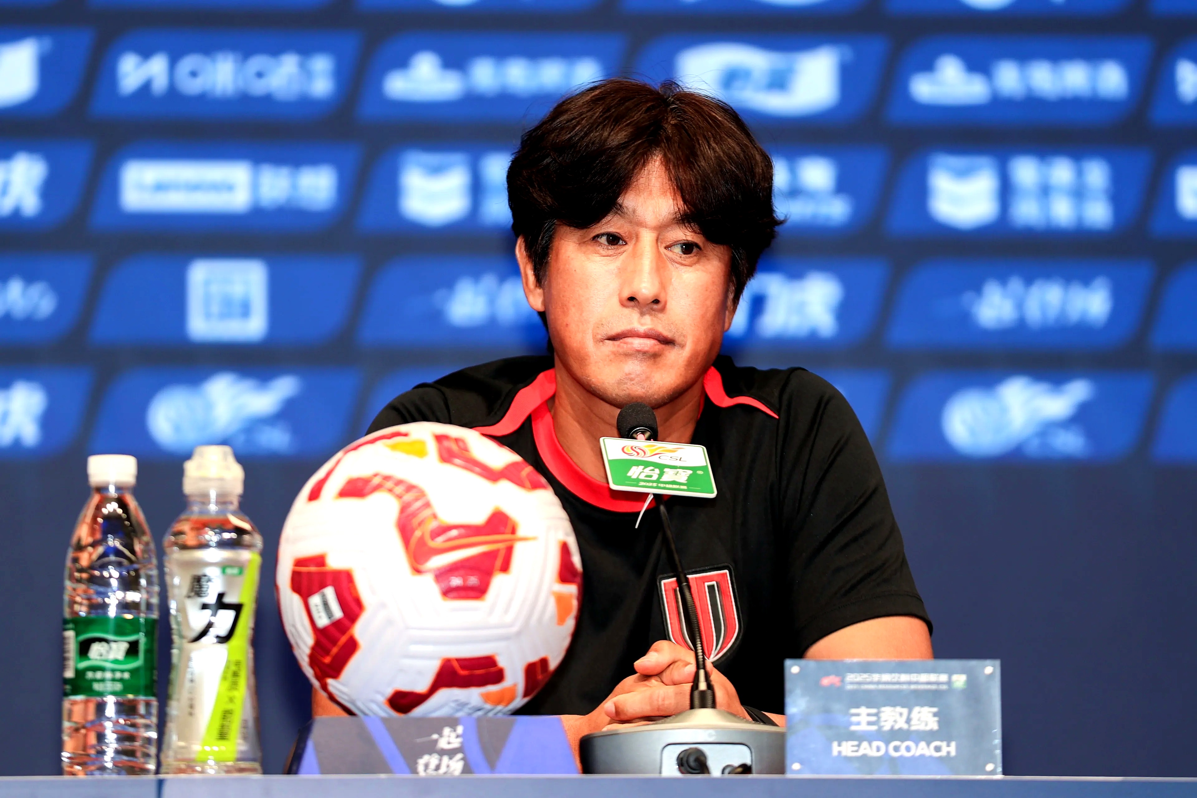 球队主帅智慧指挥，成为赛场焦点