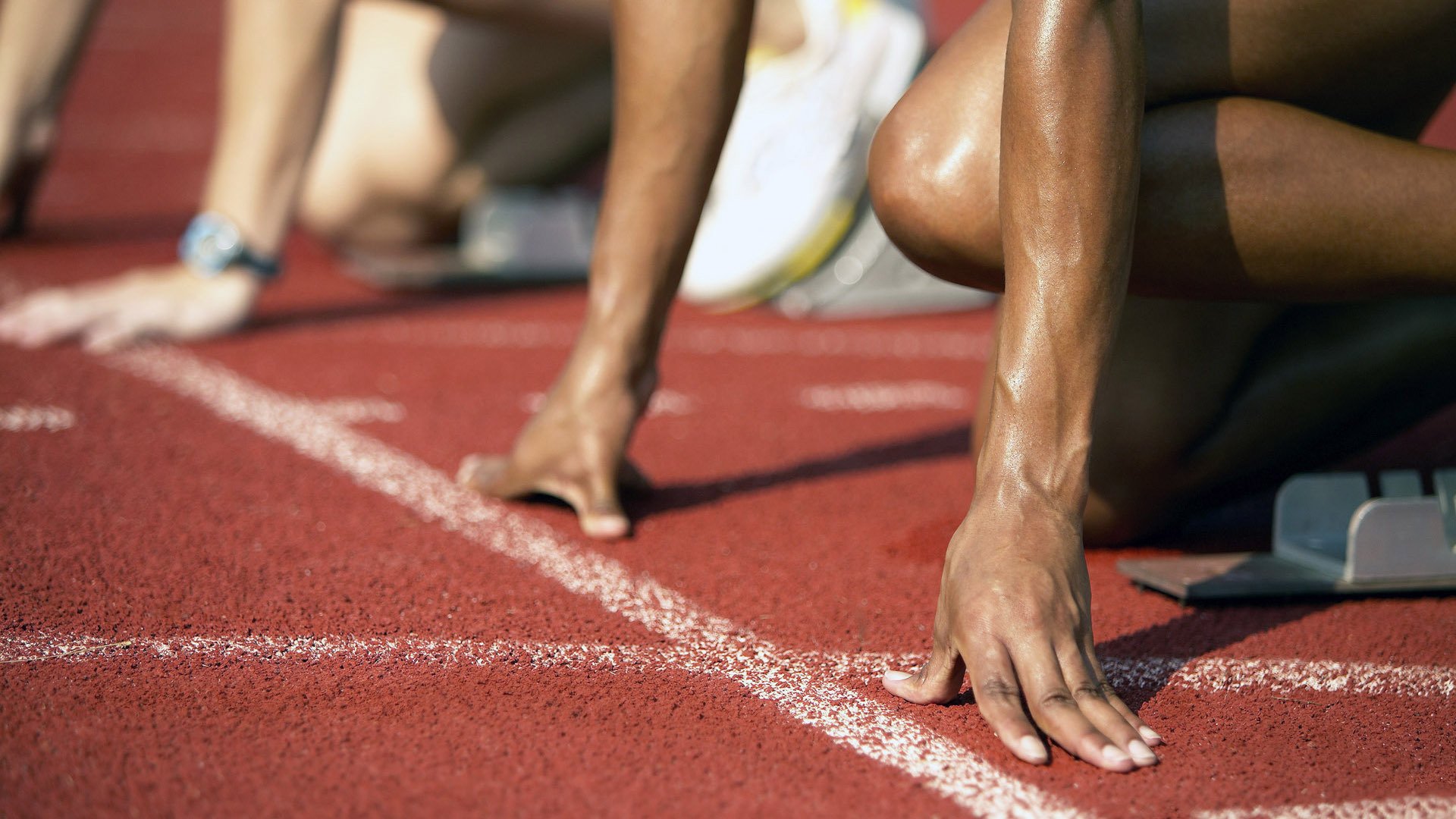 巴黎的赛道与绿茵，当F1争冠风云遇上足球世界的国家德比