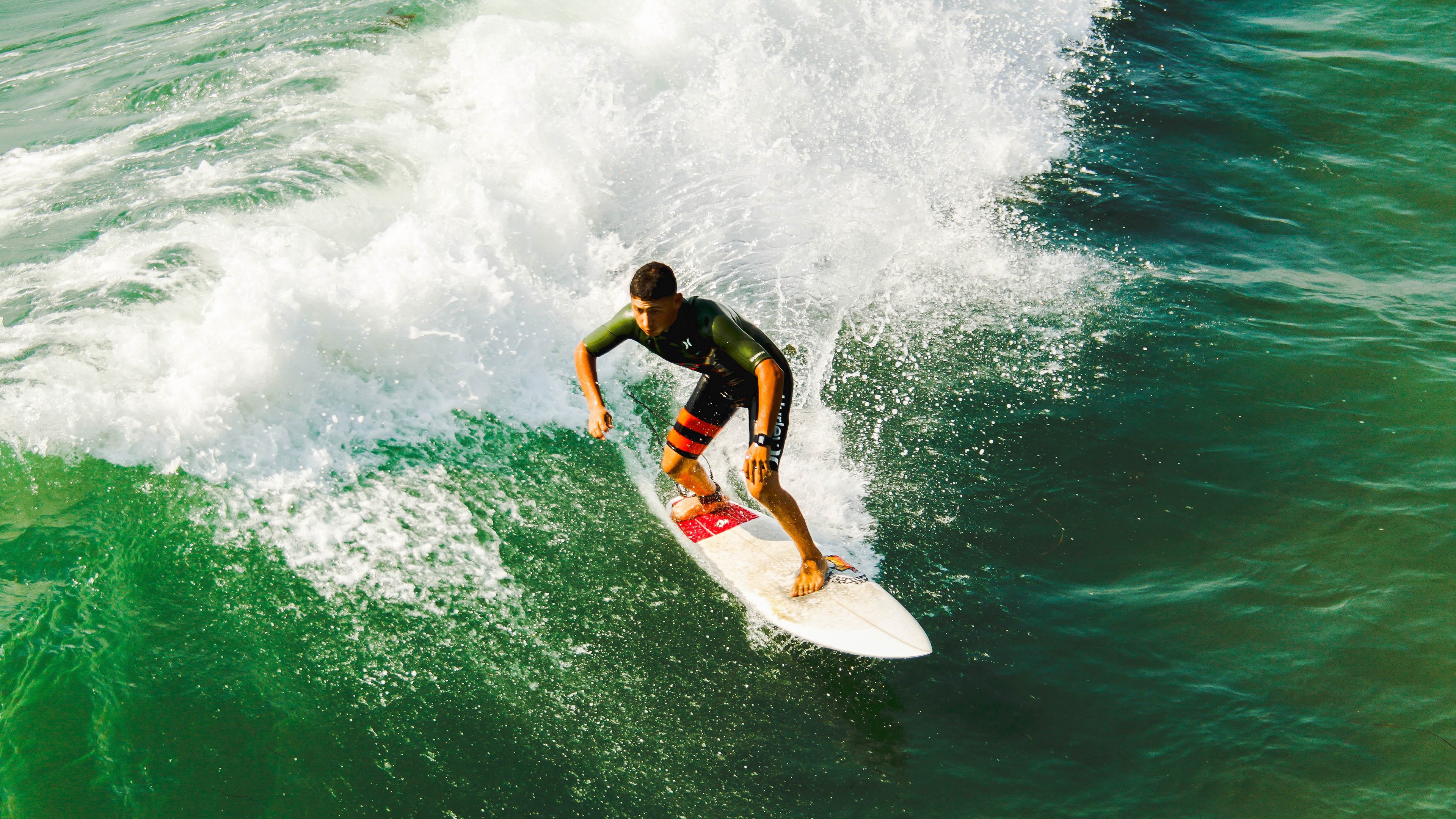 绿茵场上的争冠烽火，篮球馆内的终结时刻—德甲焦点战与热火逆转独行侠的双重奏