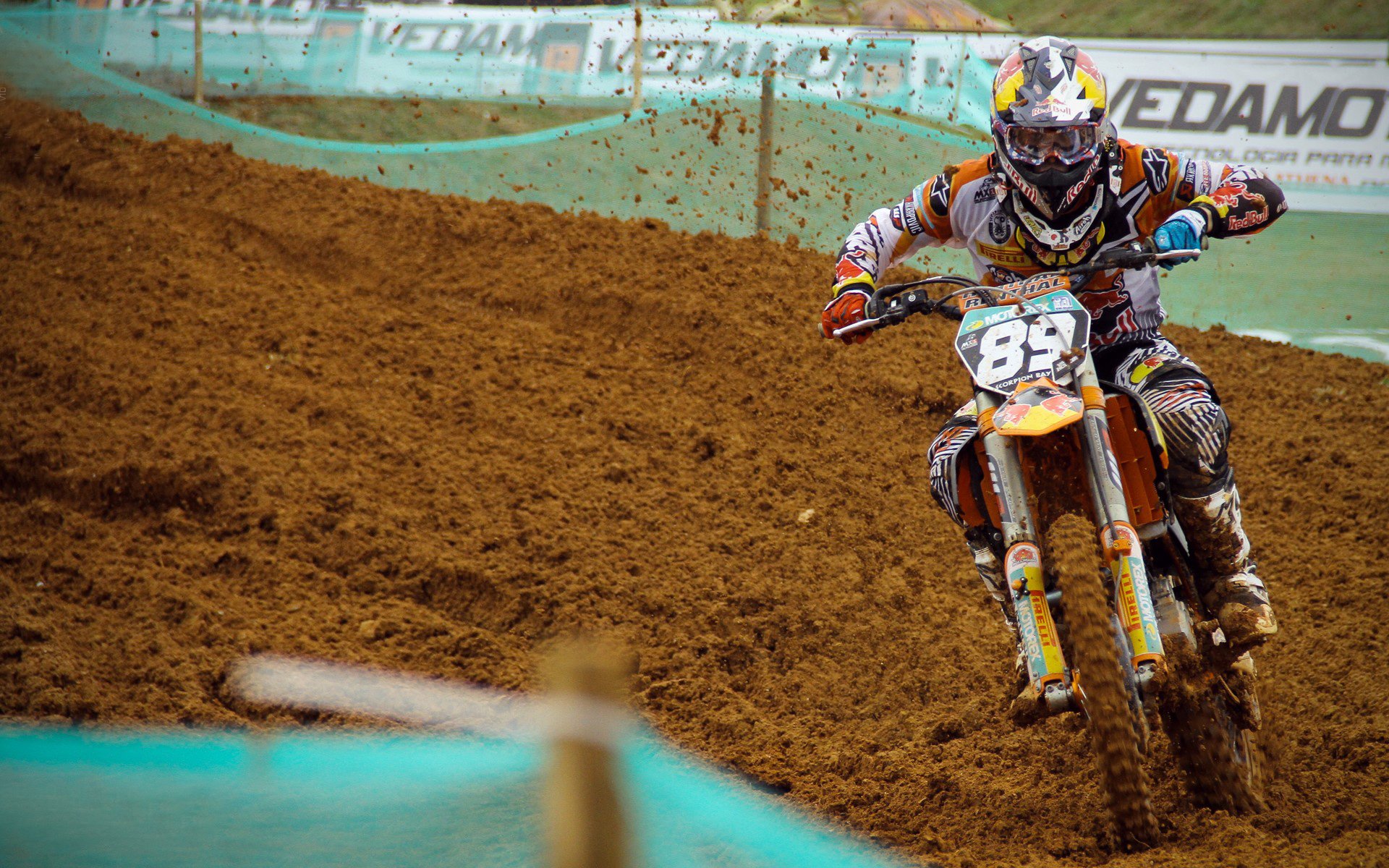 赛道上的无形之墙，坎特在F1揭幕战之夜编织的压制艺术