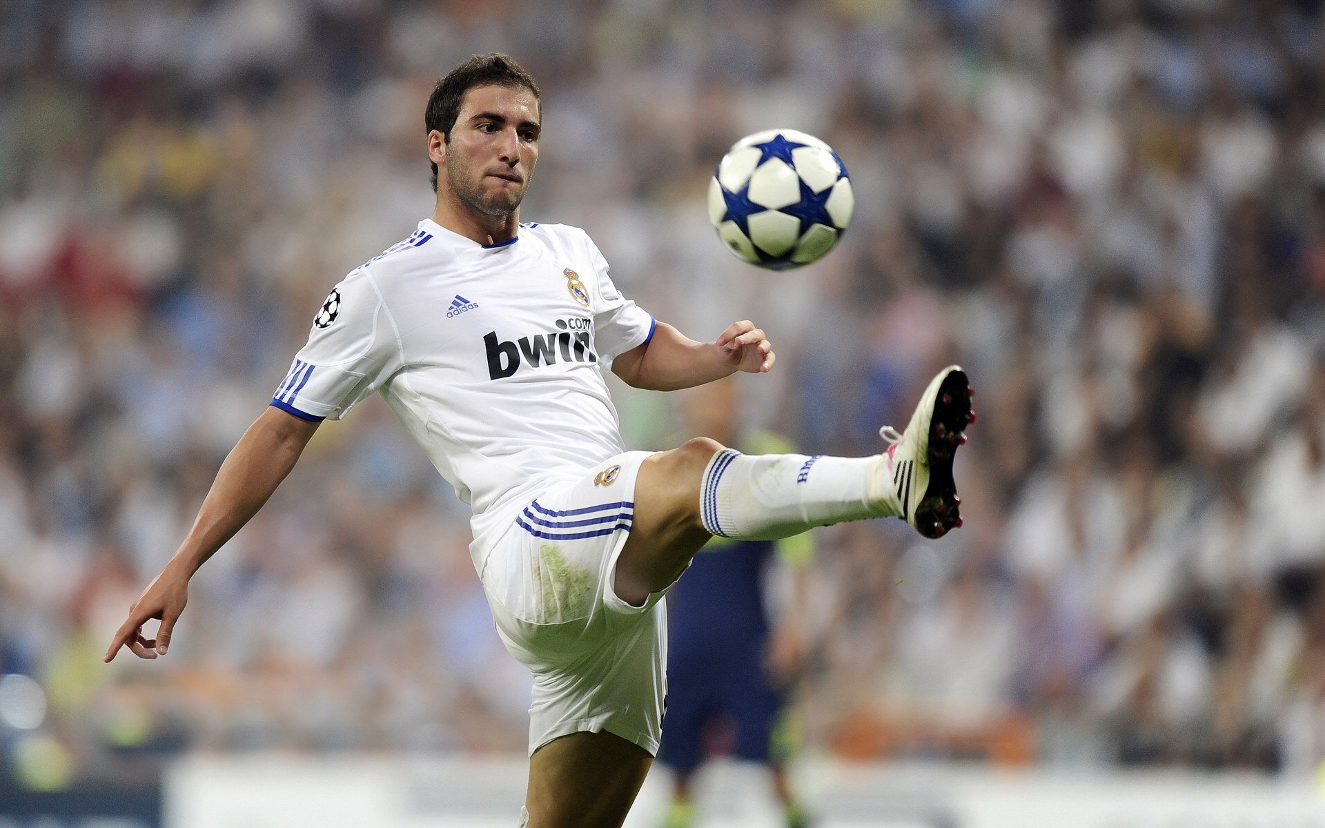 弗拉霍维奇点燃赛场，马赛踏平那不勒斯，一场颠覆格局的欧战之夜